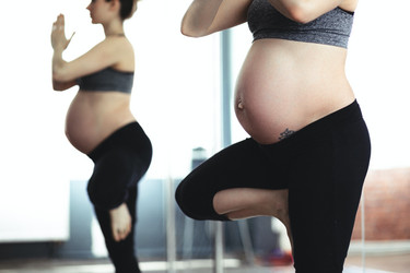 Schwangere macht Yoga